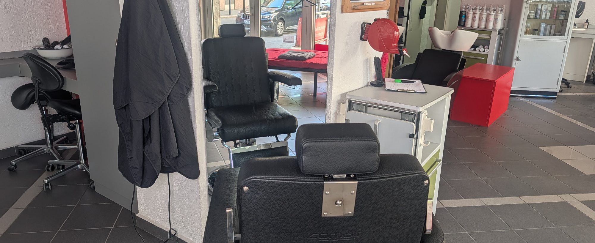 Herrenstuhl Moderne Friseurausstattung in einem hellen, offenen Raum mit Waschbecken und Herrenstuh